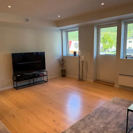 In The Middle Of The Fair - Large Modern Apartment! * Стрюн