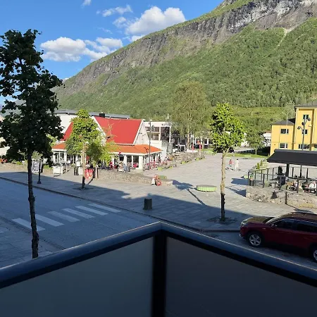 In The Middle Of The Fair - Large Modern Apartment! Апартаменты