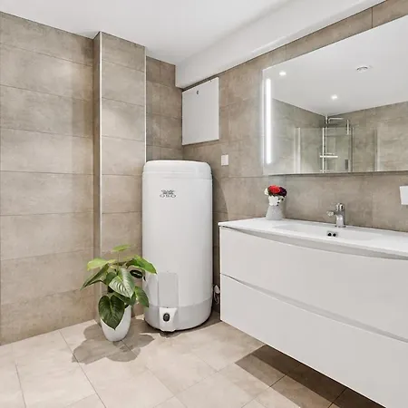 In The Middle Of The Fair - Large Modern Apartment! *