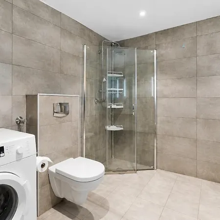 Апартаменты In The Middle Of The Fair - Large Modern Apartment! *