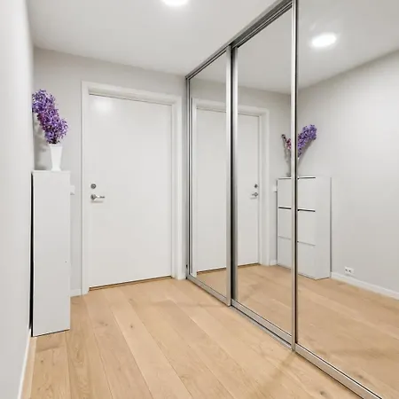 In The Middle Of The Fair - Large Modern Apartment! Апартаменты *